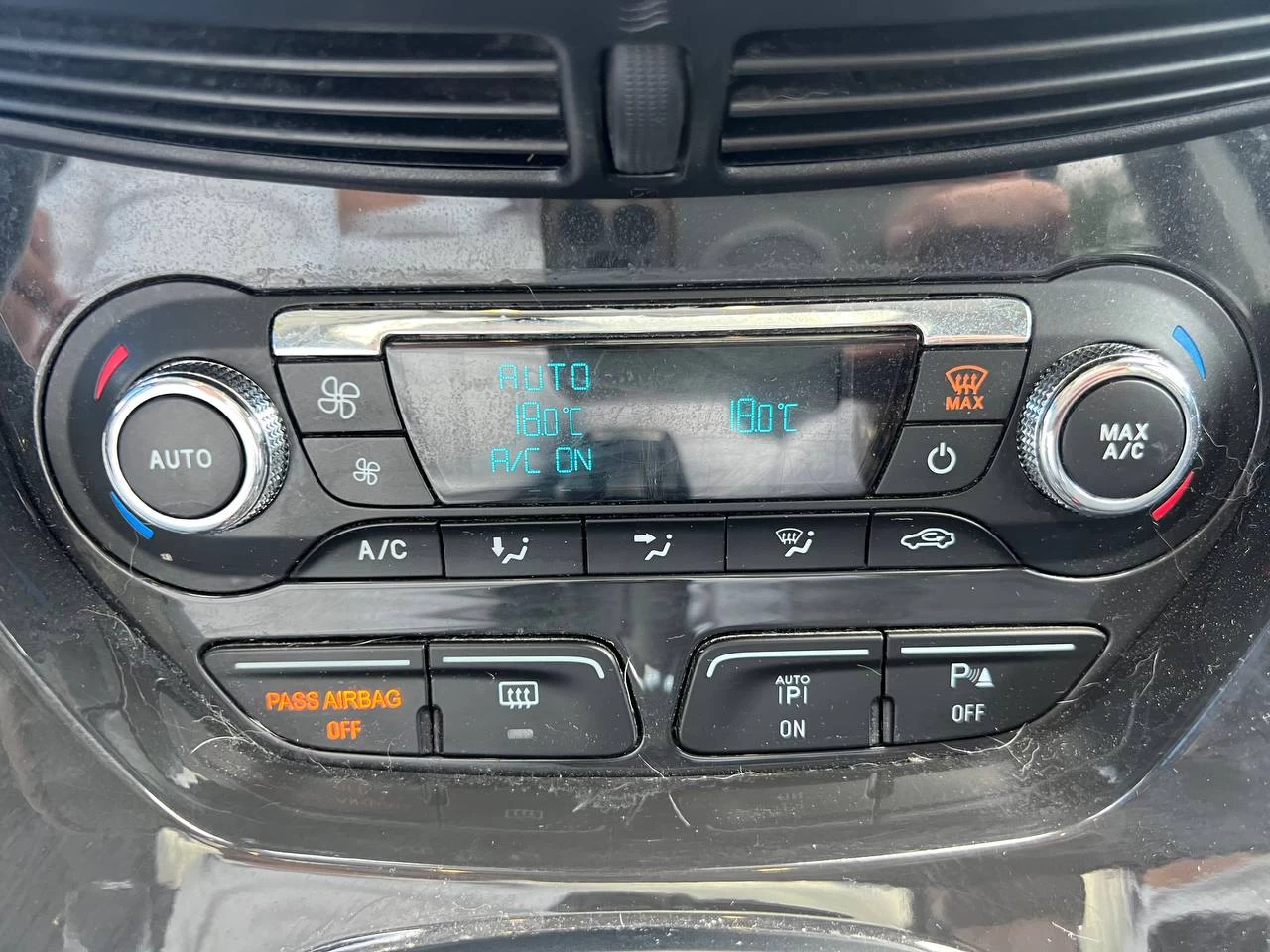 2016 Ford Escape Titanium**SAAQ CERTIFIEE**AWD**Toit Ouvrant Panaromique**ANGLE MORT**CamÉra de Recul**SIEGES EN CUIR**Navigation**SIEGES CHAUFFANTS**dÉmarrage À distance**MAGS** Main Image