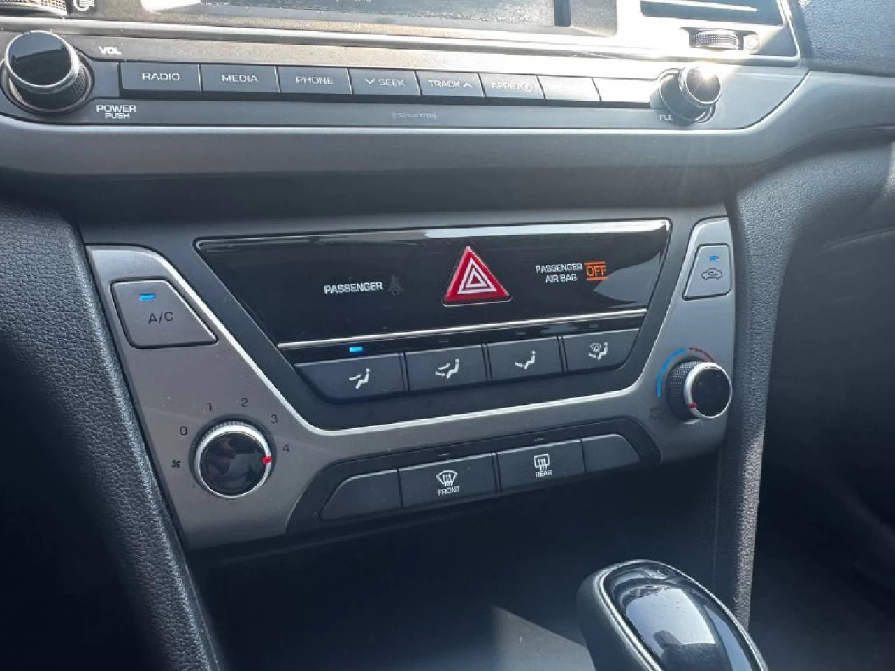 2017 Hyundai Elantra GL**SAAQ CERTIFIEE**CAR PLAY**SIEGES CHAUFFANTS**VOLANT CHAUFFANTS**MAGS**CAMERA DE RECULE**ANGLE MORT** Main Image