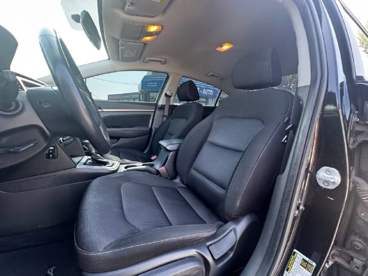 2017 Hyundai Elantra GL**SAAQ CERTIFIEE**CAR PLAY**SIEGES CHAUFFANTS**VOLANT CHAUFFANTS**MAGS**CAMERA DE RECULE**ANGLE MORT** Main Image