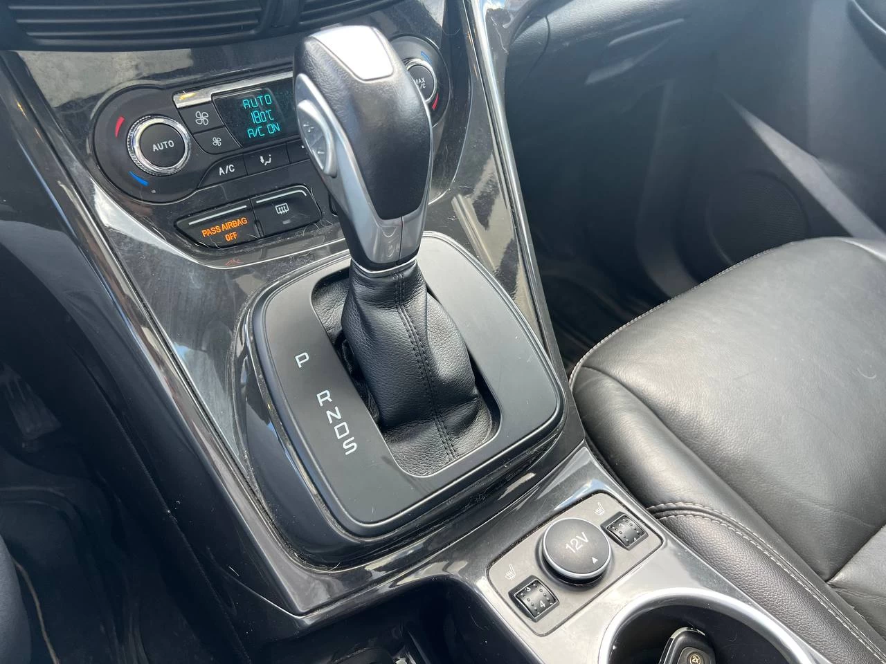 2016 Ford Escape Titanium**SAAQ CERTIFIEE**AWD**Toit Ouvrant Panaromique**ANGLE MORT**CamÉra de Recul**SIEGES EN CUIR**Navigation**SIEGES CHAUFFANTS**dÉmarrage À distance**MAGS** Main Image