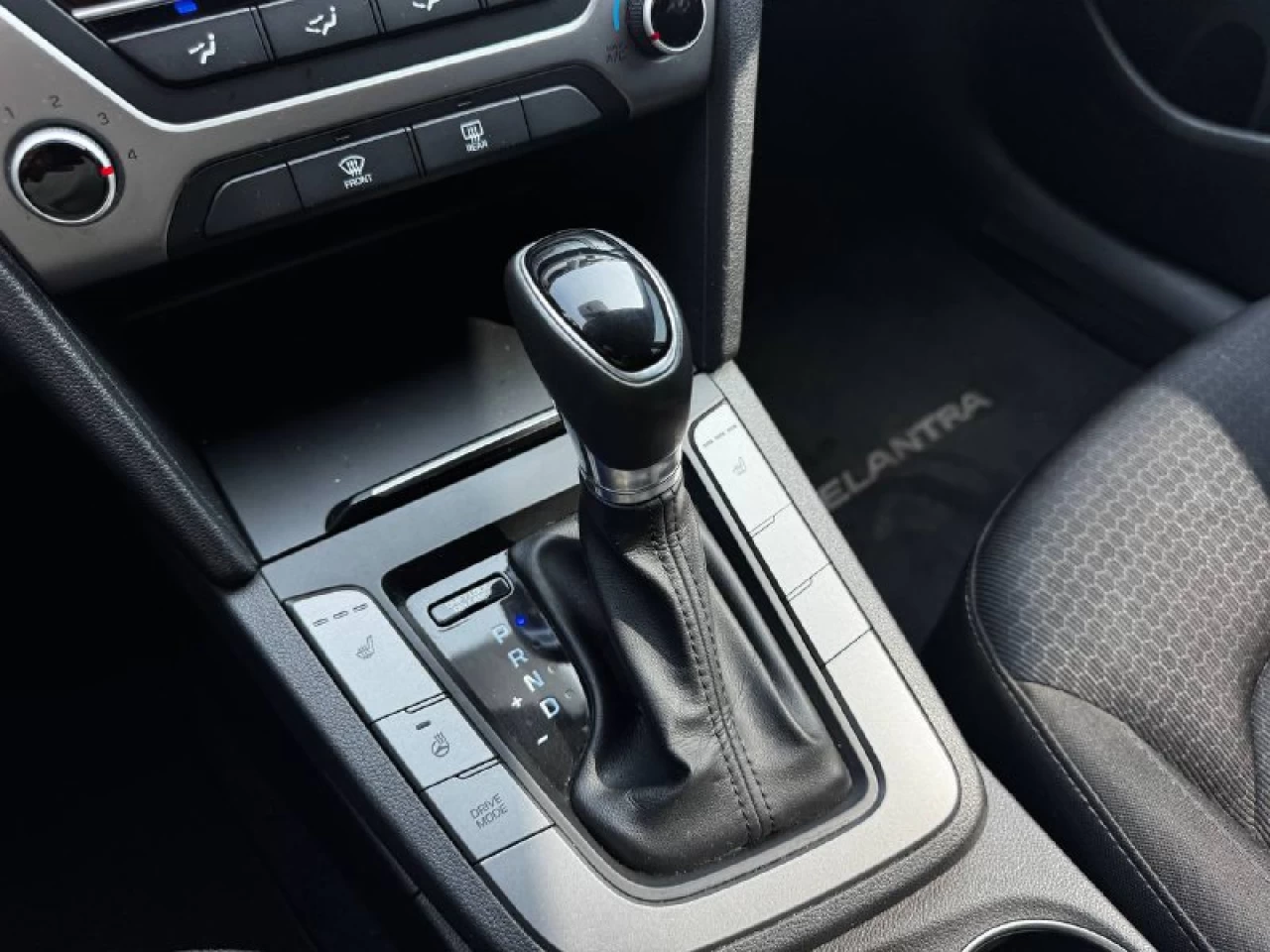 2017 Hyundai Elantra GL**SAAQ CERTIFIEE**CAR PLAY**SIEGES CHAUFFANTS**VOLANT CHAUFFANTS**MAGS**CAMERA DE RECULE**ANGLE MORT** Main Image
