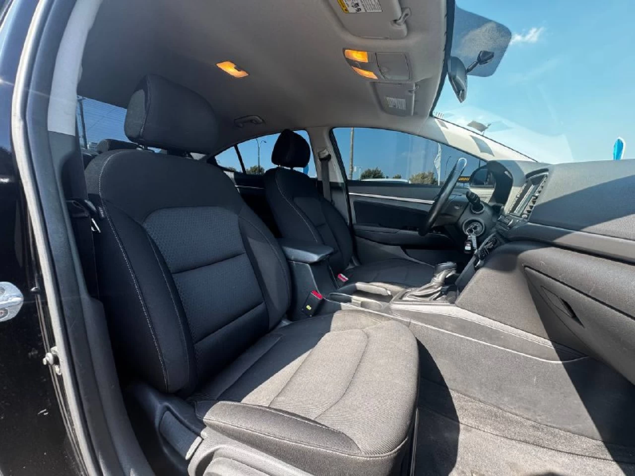 2017 Hyundai Elantra GL**SAAQ CERTIFIEE**CAR PLAY**SIEGES CHAUFFANTS**VOLANT CHAUFFANTS**MAGS**CAMERA DE RECULE**ANGLE MORT** Main Image