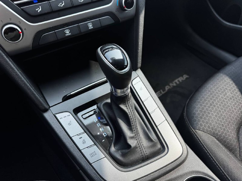 2017 Hyundai Elantra GL**SAAQ CERTIFIEE**CAR PLAY**SIEGES CHAUFFANTS**VOLANT CHAUFFANTS**MAGS**CAMERA DE RECULE**ANGLE MORT** Main Image