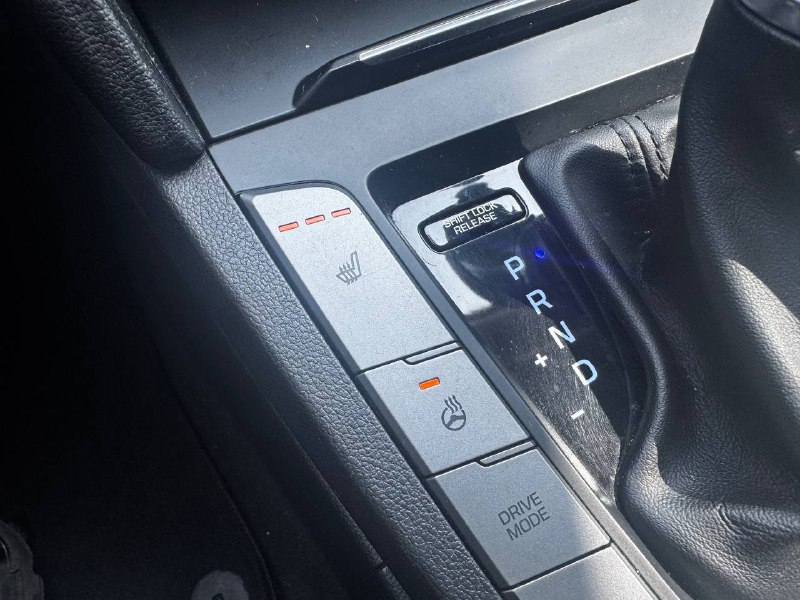 2017 Hyundai Elantra GL**SAAQ CERTIFIEE**CAR PLAY**SIEGES CHAUFFANTS**VOLANT CHAUFFANTS**MAGS**CAMERA DE RECULE**ANGLE MORT** Main Image