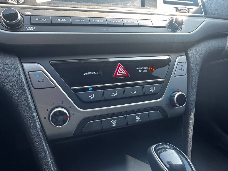 2017 Hyundai Elantra GL**SAAQ CERTIFIEE**CAR PLAY**SIEGES CHAUFFANTS**VOLANT CHAUFFANTS**MAGS**CAMERA DE RECULE**ANGLE MORT** Main Image