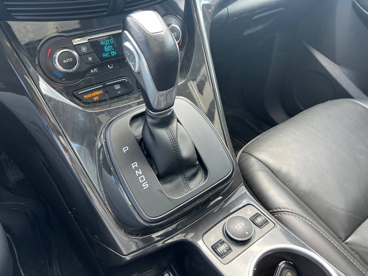 2016 Ford Escape Titanium**SAAQ CERTIFIEE**AWD**Toit Ouvrant Panaromique**ANGLE MORT**CamÉra de Recul**SIEGES EN CUIR**Navigation**SIEGES CHAUFFANTS**dÉmarrage À distance**MAGS** Main Image