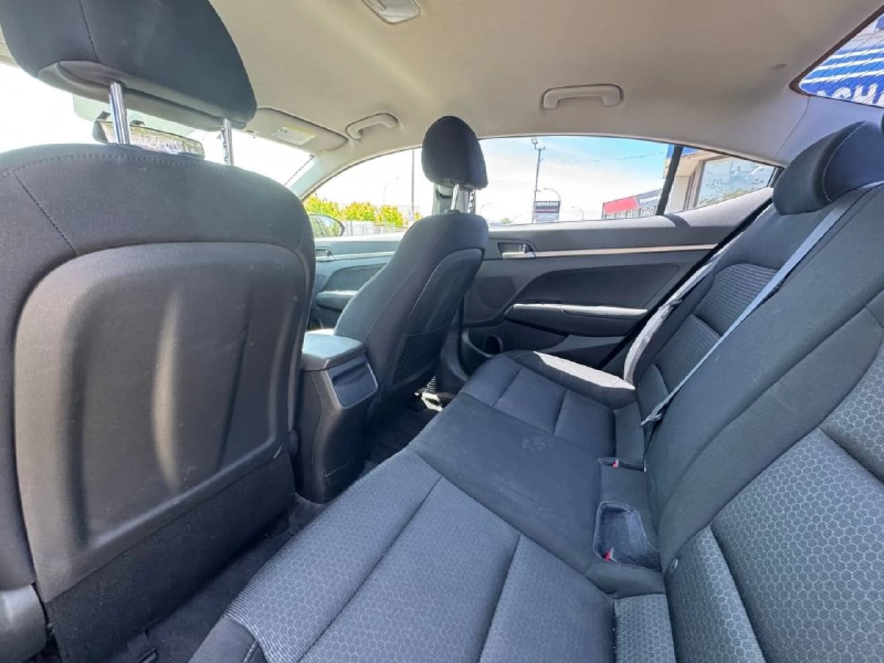 2017 Hyundai Elantra LE Image principale