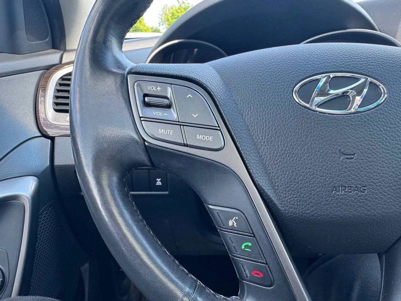 2017 Hyundai Santa Fe Sport SE**AWD**SAAQ CERTIFIEE**TOIT OUVRANT PANORAMIQUE**SIEGE EN CUIR**CAMERA DE RECUL**SIEGES CHAUFFNATS AVANT ET ARRIERE**Volant Chauffant**Alerte d'angle Mort**MAGS** Image principale