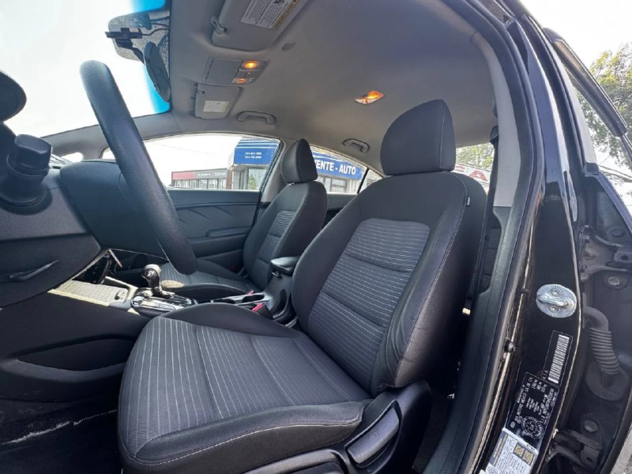 2017 Kia Forte LX**CAMERA DE RECULE**SIEGES CHAUFFNATS**APPLE CAR PLAY** Main Image