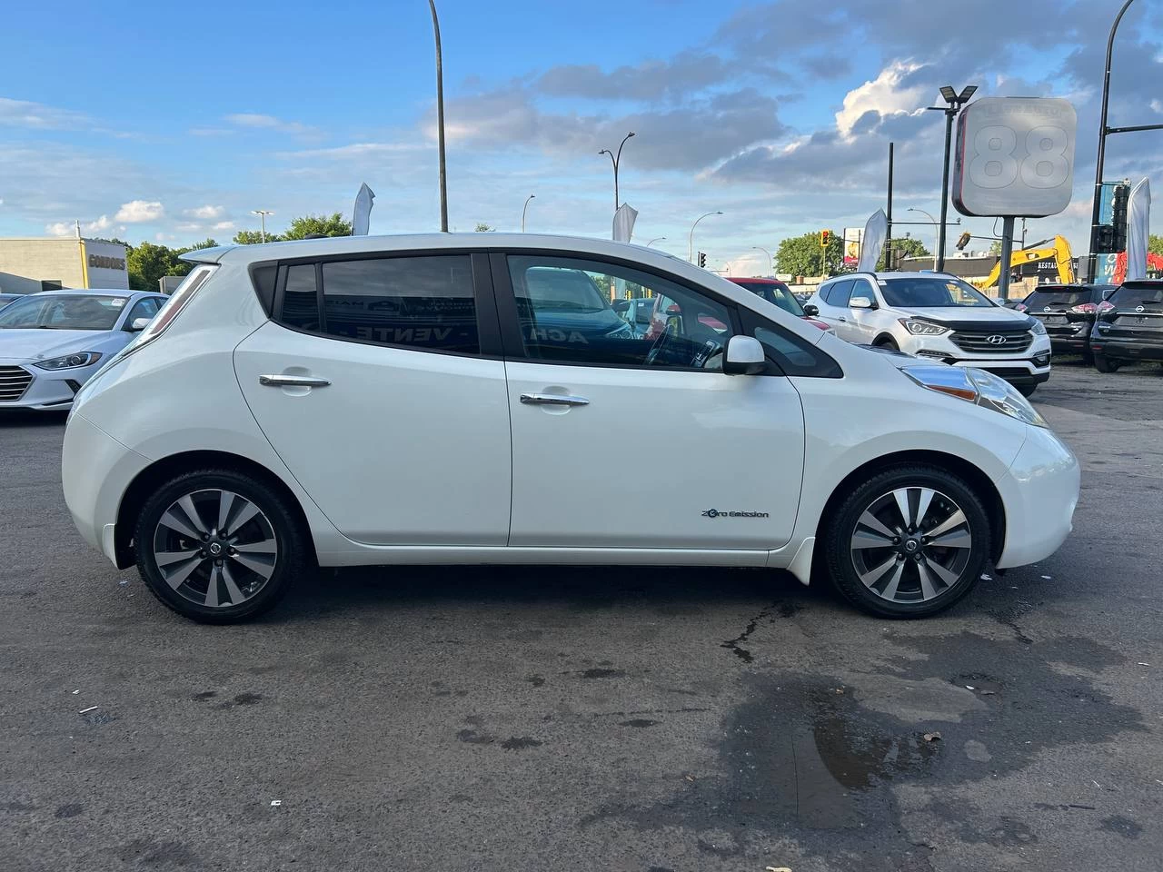 2016 Nissan LEAF SV**NAVIGATION**CAMERA DE RECUL**BLUETOOTH**SIEGES CHAUFFANT** SIEGES EN CUIR**VOLANT CHAUFFANT** Main Image