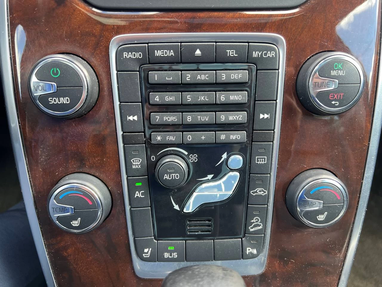 2012 Volvo XC70 T6**AWD  Toit Ouvrant**ALERTE D'ANGLE MORT**SIEGES EN CUIR**SIEGES CHAUFFANTS**SIEGES CHAUFFANTS ARRIERE**MAGS** Image principale