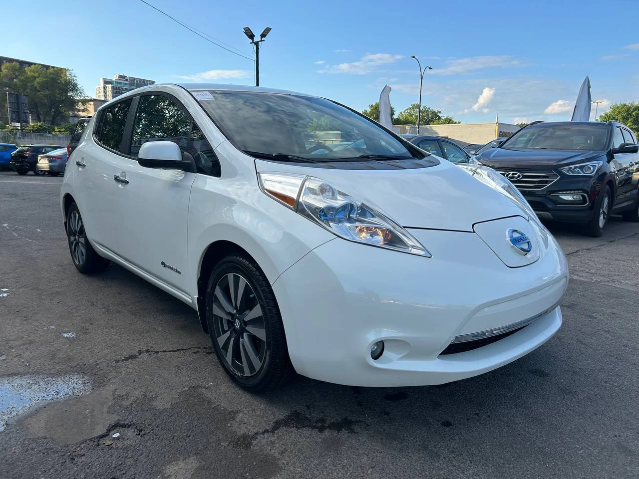 2016 Nissan LEAF SV**NAVIGATION**CAMERA DE RECUL**BLUETOOTH**SIEGES CHAUFFANT** SIEGES EN CUIR**VOLANT CHAUFFANT** Main Image