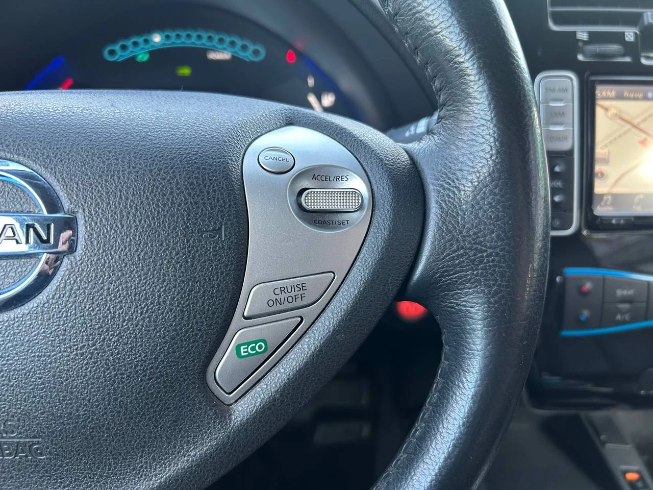 2016 Nissan LEAF SV**NAVIGATION**CAMERA DE RECUL**BLUETOOTH**SIEGES CHAUFFANT** SIEGES EN CUIR**VOLANT CHAUFFANT** Main Image