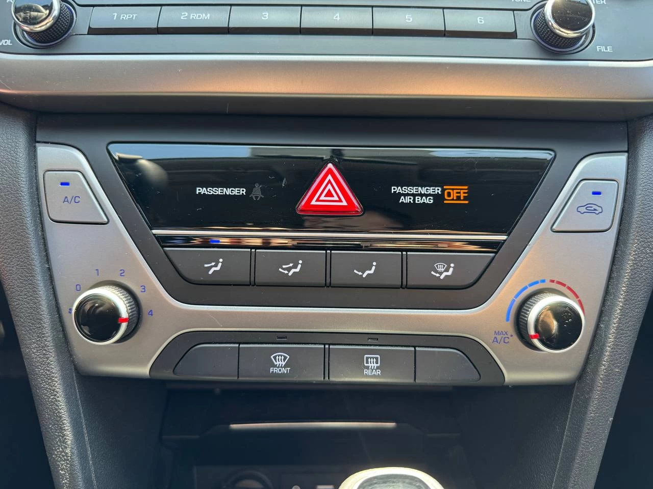 2017 Hyundai Elantra LE Image principale