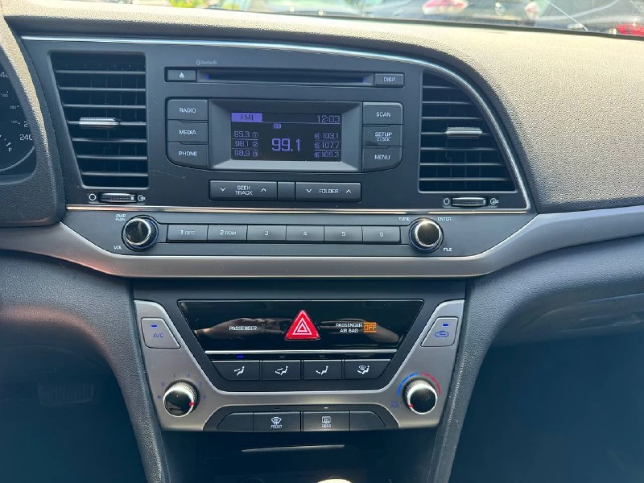 2017 Hyundai Elantra LE Image principale