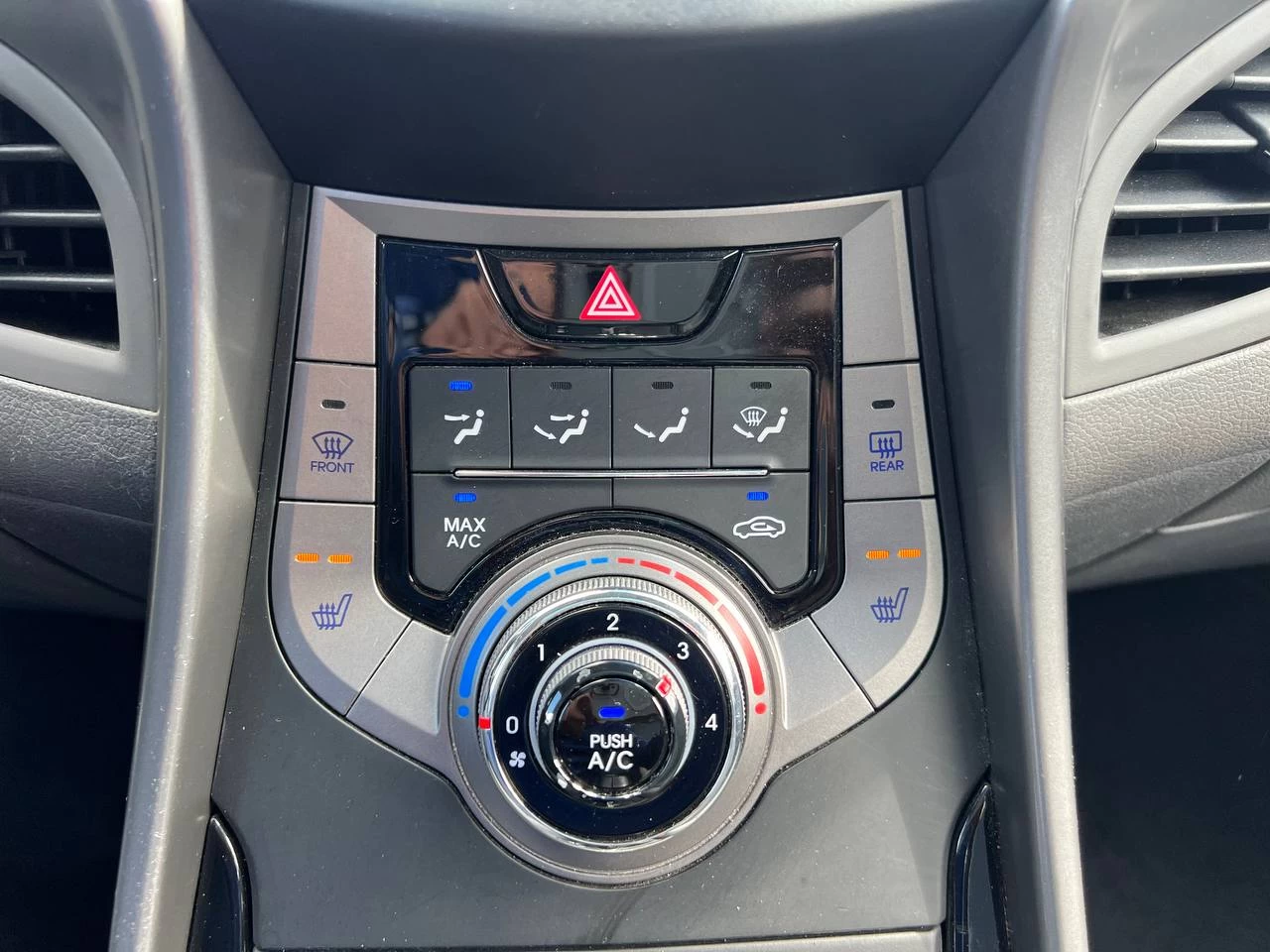 2013 Hyundai Elantra GLS**Jamais accidente**Un PropriÉtaire**Toit Ouvrant**SIEGES CHAUFFANTS**SIEGES CHAUFFANTS ARRIERE**MAGS** Image principale