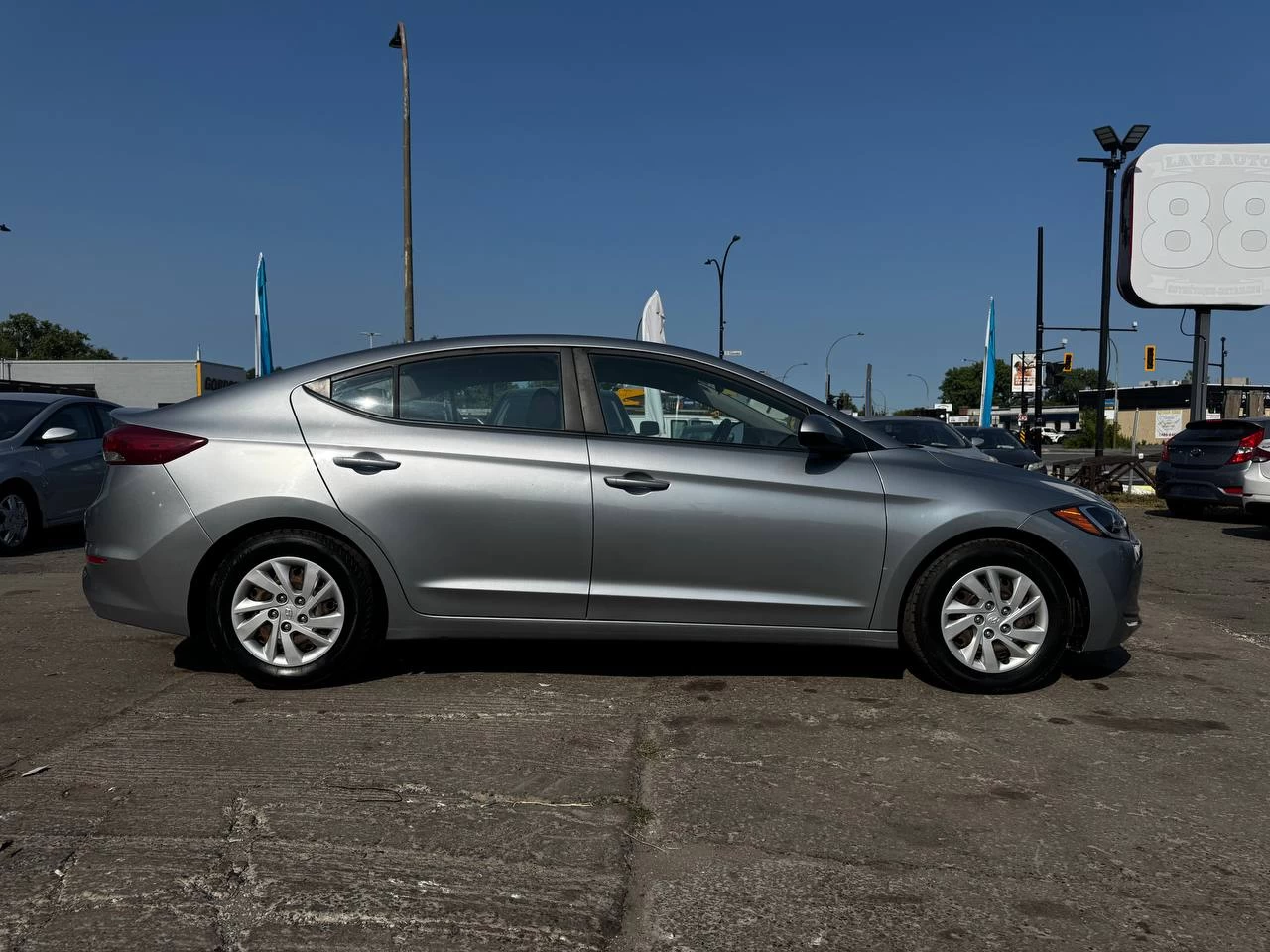 2017 Hyundai Elantra LE**SAAQ CERTIFIEE**SIEGES CHAUFFNATS**MODE ECHO** Main Image