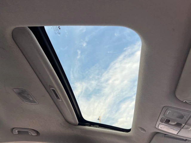 Hyundai Elantra GLS**Toit Ouvrant**SIEGES CHAUFFANTS**SIEGES CHAUFFANTS ARRIERE**MAGS** 2012