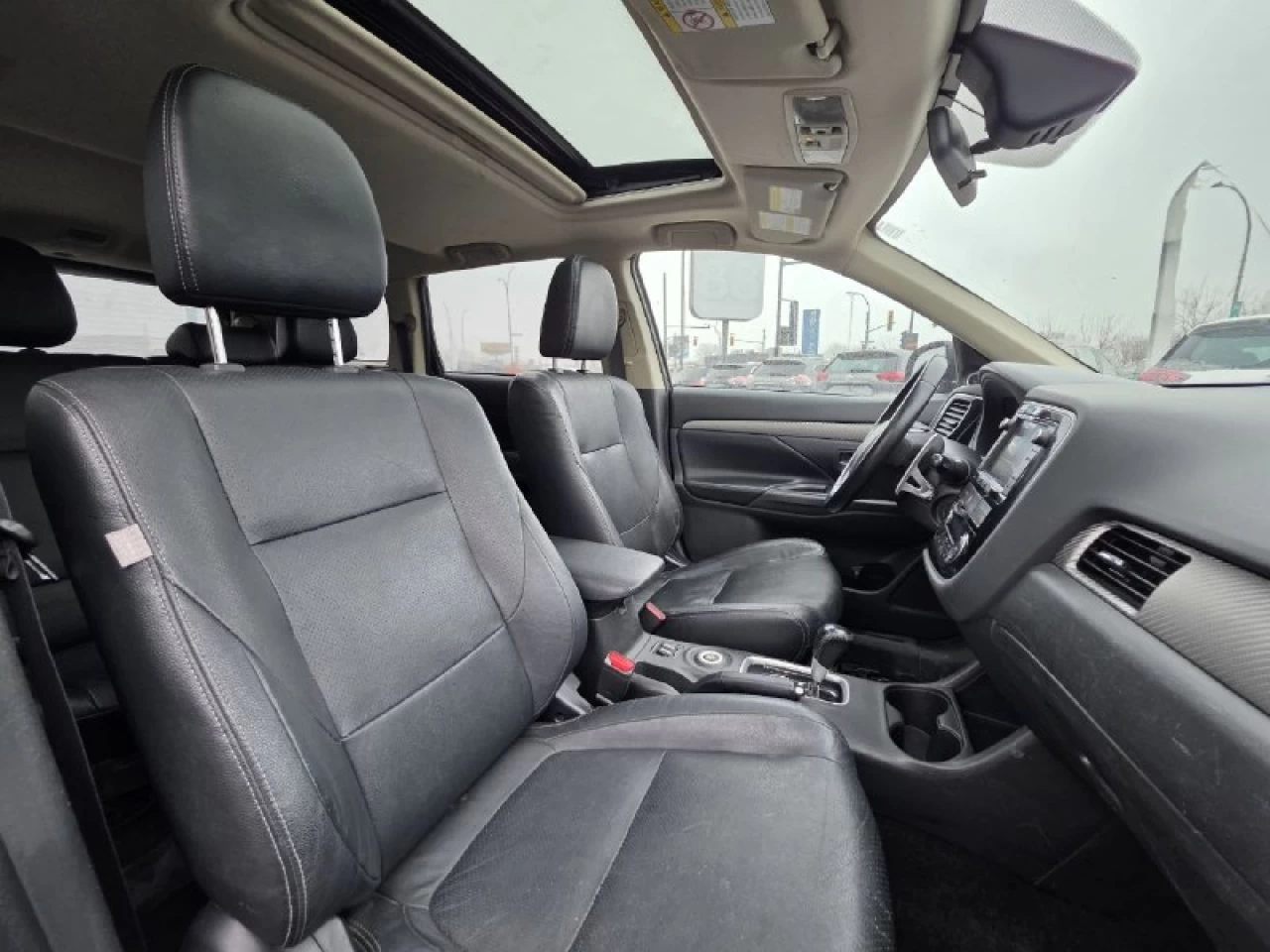 2015 Mitsubishi Outlander **GT**JAMAIS ACCIDENTEE**7 PASSAGERS**CUIR**NAVI**CAMERA DE RECUL**SIEGES CHAIFFANTS**MAGS** Image principale