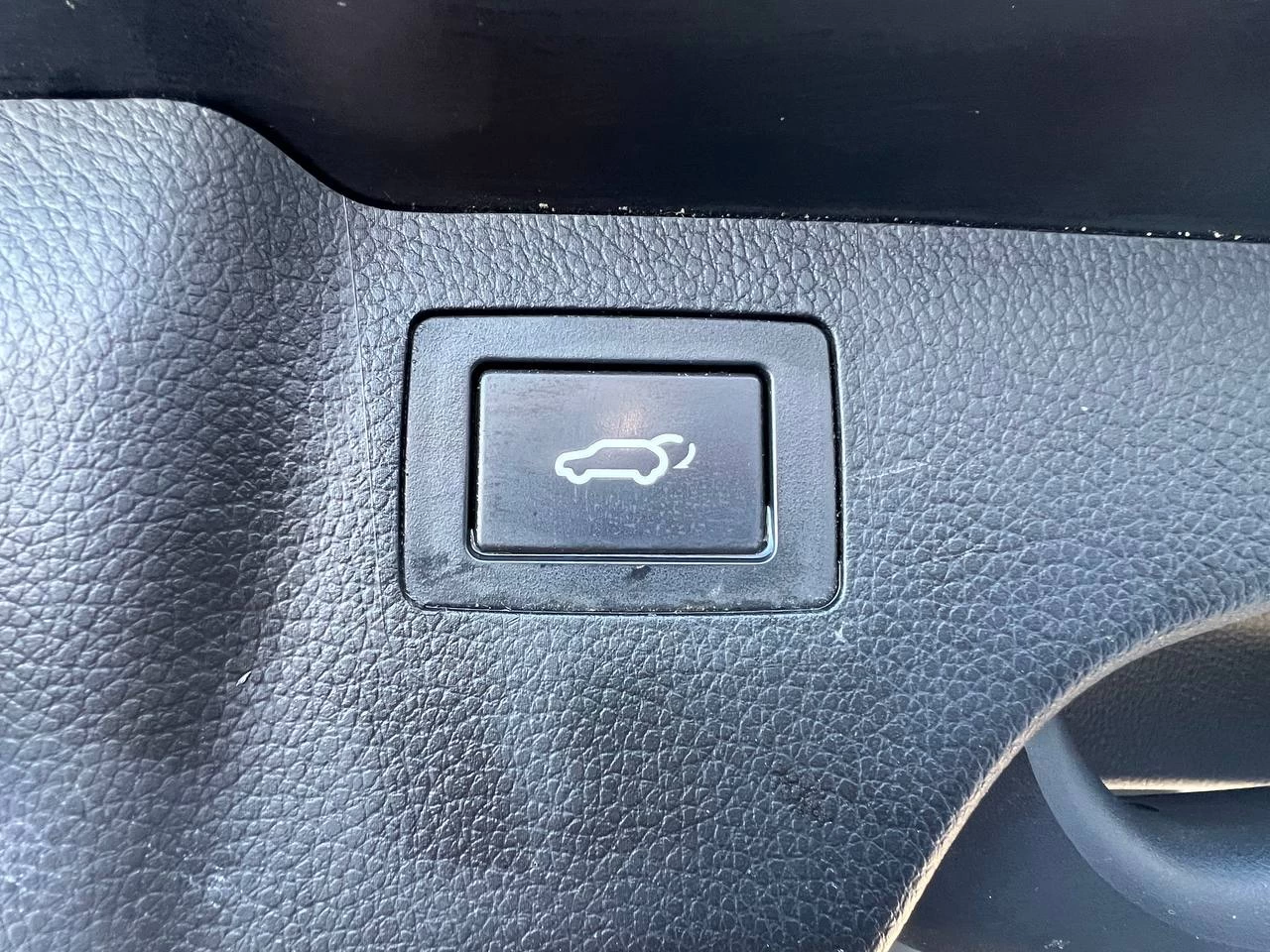 2017 Hyundai Santa Fe Sport Limited**AWD**TOIT OUVRANT PANORAMIQUE**SIEGE EN CUIR**CAMERA DE RECUL**SIEGES CHAUFFNATS AVANT ET ARRIERE**Siege Ventile**Volant Chauffant**Alerte d'angle Mort**MAGS** Image principale