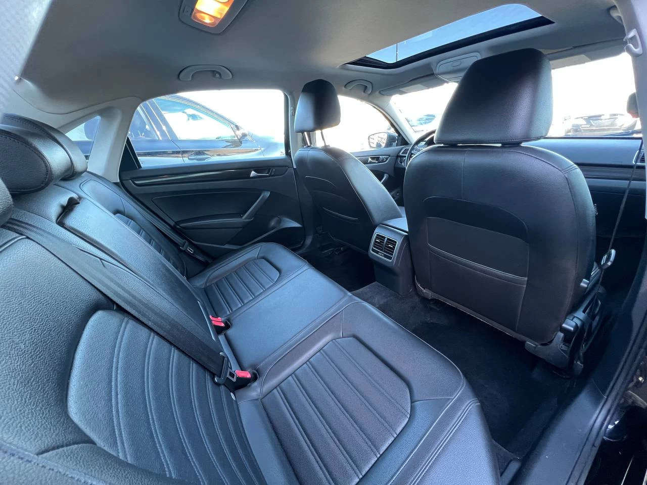 2013 Volkswagen Passat Comfortline**TOIT OUVRANT**MAGS**CUIR**SIEGES CHAUFFANTS** Image principale