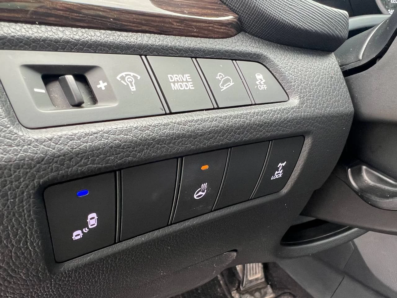 2017 Hyundai Santa Fe Sport SE**AWD**TOIT OUVRANT PANORAMIQUE**SIEGE EN CUIR**CAMERA DE RECUL**SIEGES CHAUFFNATS AVANT ET ARRIERE**Volant Chauffant**Alerte d'angle Mort**MAGS** Main Image