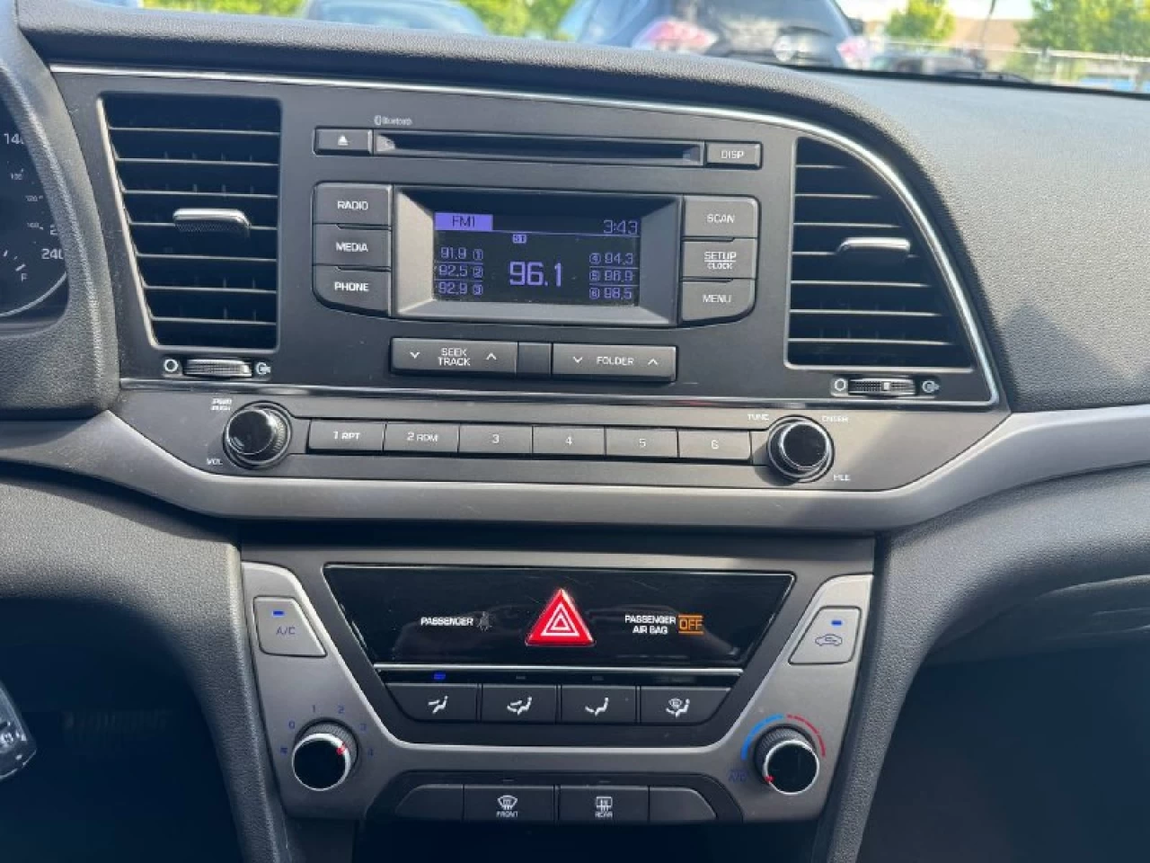 2017 Hyundai Elantra LE **SIÈGES CHAUFFANTS**BLUETOOTH**SELECTEUR DE MODES DE CONDUITE**ÉCONOMIQUE** Financement 1Ère, 2e et 3e chance !! 100% ApprouvÉ Image principale