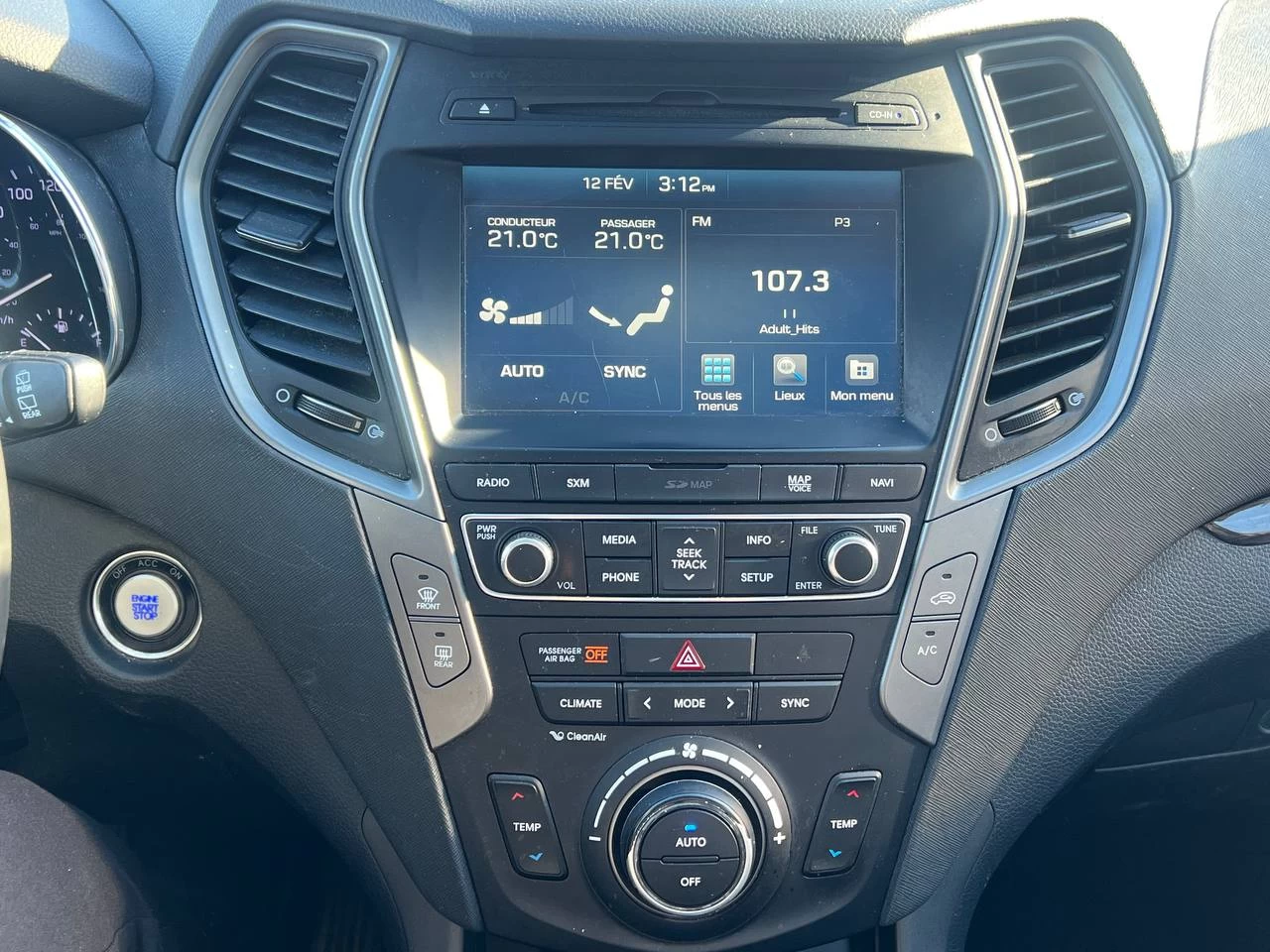 2017 Hyundai Santa Fe Sport Limited**AWD**TOIT OUVRANT PANORAMIQUE**SIEGE EN CUIR**CAMERA DE RECUL**SIEGES CHAUFFNATS AVANT ET ARRIERE**Siege Ventile**Volant Chauffant**Alerte d'angle Mort**MAGS** Image principale