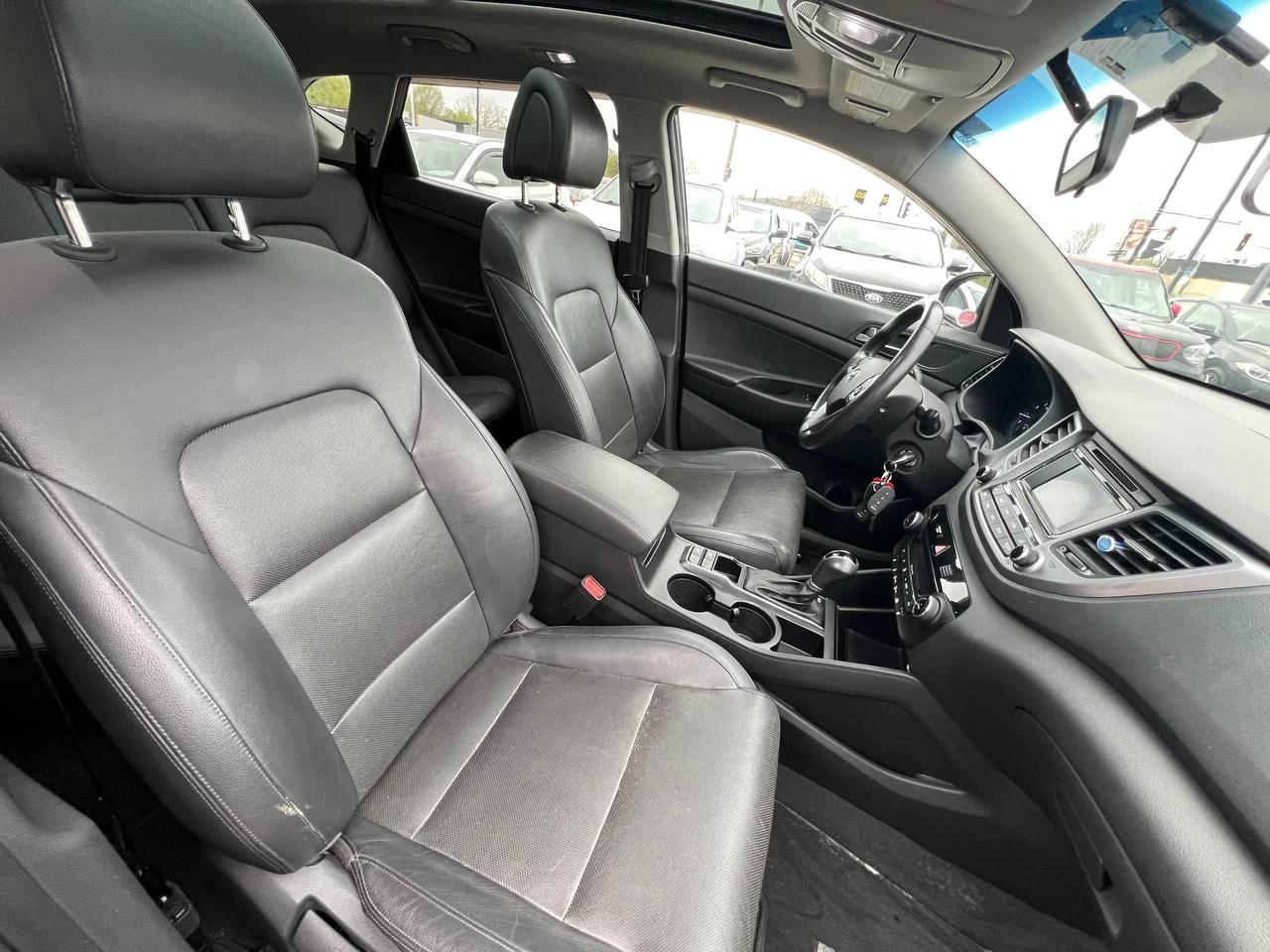 2017 Hyundai Tucson SE**Jamais Accidentee**SAAQ Certifie**TOIT OUVRANT PANORAMIQUE**SIEGE EN CUIR**CAMERA DE RECUL**SIEGES CHAUFFNATS AVANT ET ARRIERE**Volant Chauffant**Alerte d'angle Mort**MAGS** Image principale