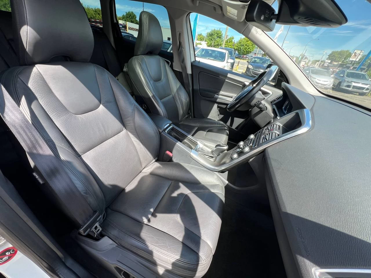 2014 Volvo XC60 3.2**AWD**Toit Ouvrant Panaromique**SIEGES EN CUIR**SIEGES CHAUFFANTS**SIEGES CHAUFFANTS ARRIERE**VOLANT CHAUFFANTS**MAGS** Main Image