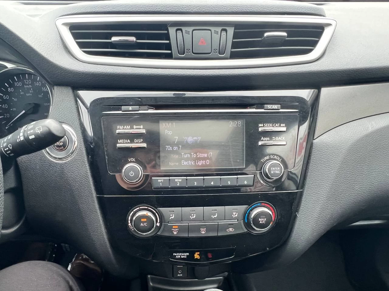 2016 Nissan Rogue SV**AWD**Jamais Accidente**Toit Ouvrant Panoramique**CAMERA DE RECULE**SIEGES CHAUFFNATS**MAGS**Un Proprietaire** Main Image