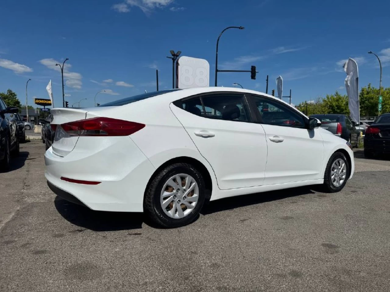 2017 Hyundai Elantra LE **SIÈGES CHAUFFANTS**BLUETOOTH**SELECTEUR DE MODES DE CONDUITE**ÉCONOMIQUE** Financement 1Ère, 2e et 3e chance !! 100% ApprouvÉ Image principale