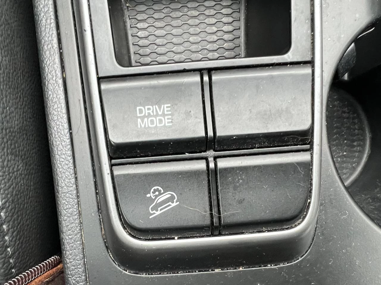 2017 Hyundai Tucson SE**Jamais Accidentee**SAAQ Certifie**TOIT OUVRANT PANORAMIQUE**SIEGE EN CUIR**CAMERA DE RECUL**SIEGES CHAUFFNATS AVANT ET ARRIERE**Volant Chauffant**Alerte d'angle Mort**MAGS** Image principale