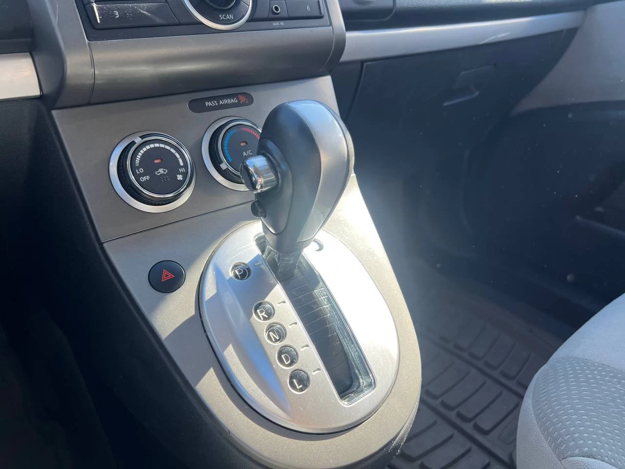 2012 Nissan Sentra 2.0**MAGS** Main Image