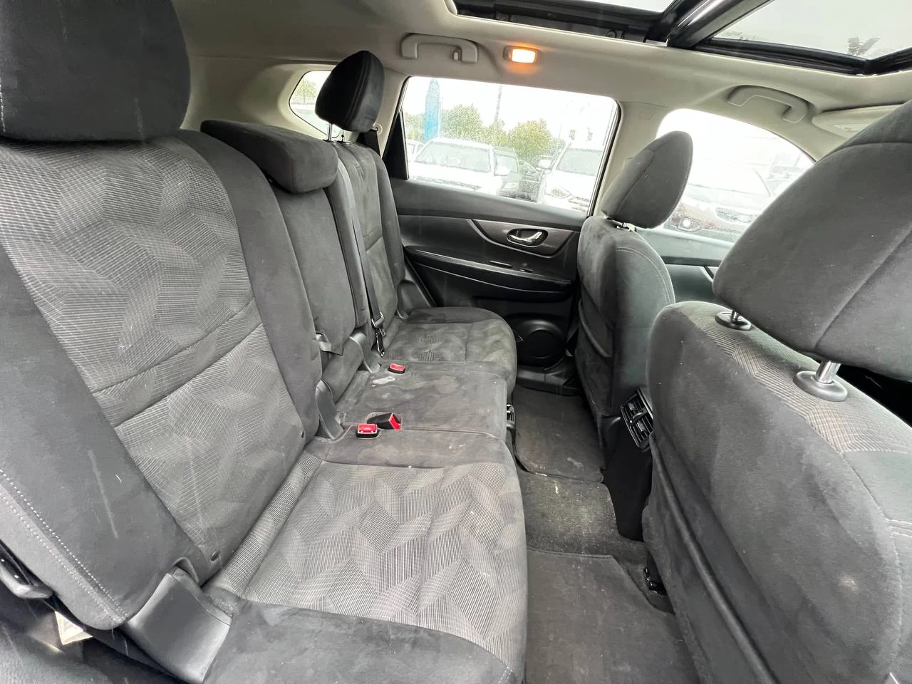 2015 Nissan Rogue SV**AWD**SAAQ CERTIFIEE**Un Proprietaire**TOIT OUVRANT PANORAMIQUE**CAMERA DE RECULE**SIEGES CHAUFFNATS**Mags** Image principale