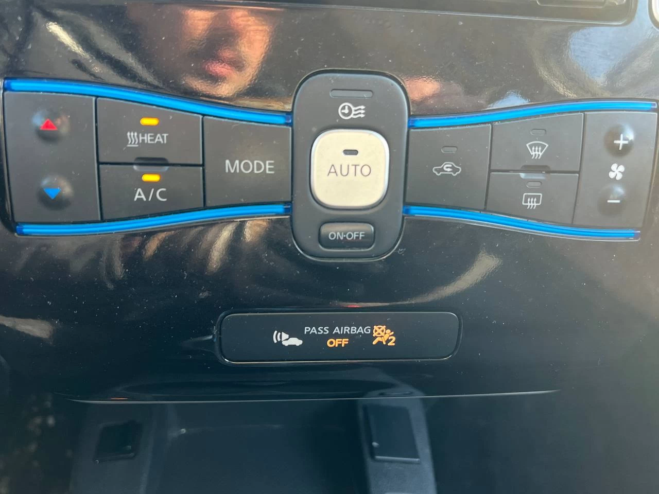 2014 Nissan LEAF SV**JAMAIS ACCIDENTEE**CAMERA DE RECUL**Navi**SIEGES CHAUFFANTS Avant et ArriÈre**Volant Chauffant**Mags**Un Proprietaire** Image principale