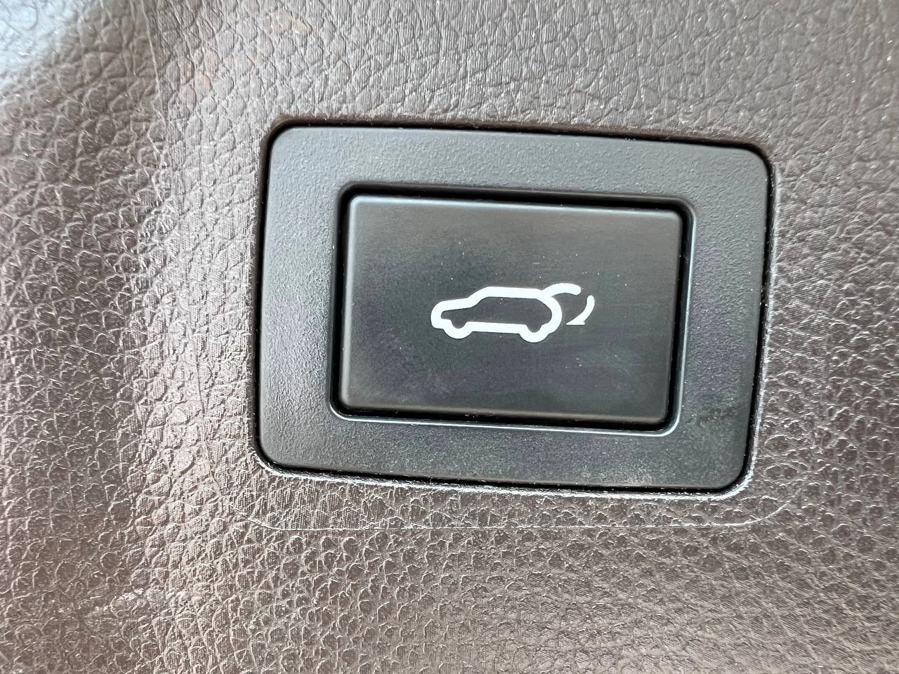 2016 Hyundai Santa Fe XL Luxury**6 PASSAGERS**AWD**Toit Ouvrant**CamÉra de Recul**SIEGES EN CUIR**Volant Chauffant**SIEGES CHAUFFANTS** Image principale