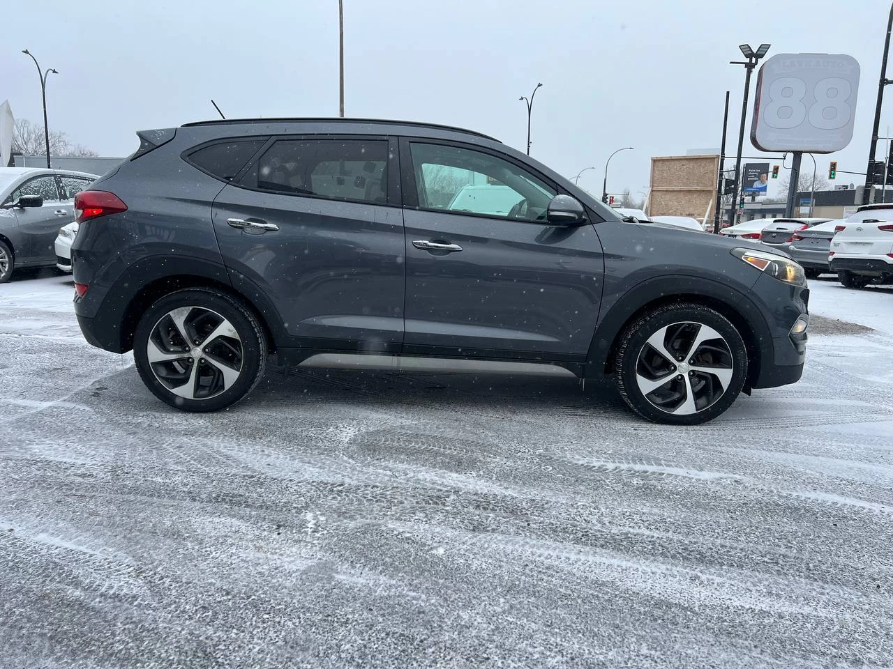 2017 Hyundai Tucson LIMITEE**JAMAIS ACCIDENTEE**CERTIFIEE SAAQ**AWD**TOIT OUVRANT PANORAMIQUE**SIEGES CHAUFFANTS AVANT ET ARRIÈRE**SIEGES EN CUIR**Alerte d’angle mort**VOLANT CHAUFFANT**Mags** Main Image