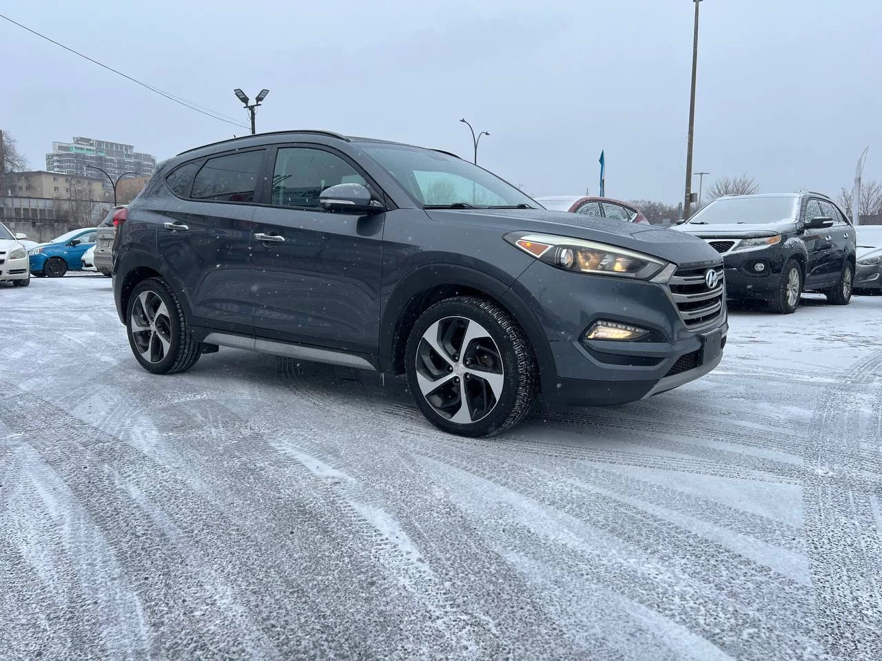 2017 Hyundai Tucson LIMITEE**JAMAIS ACCIDENTEE**CERTIFIEE SAAQ**AWD**TOIT OUVRANT PANORAMIQUE**SIEGES CHAUFFANTS AVANT ET ARRIÈRE**SIEGES EN CUIR**Alerte d’angle mort**VOLANT CHAUFFANT**Mags** Main Image