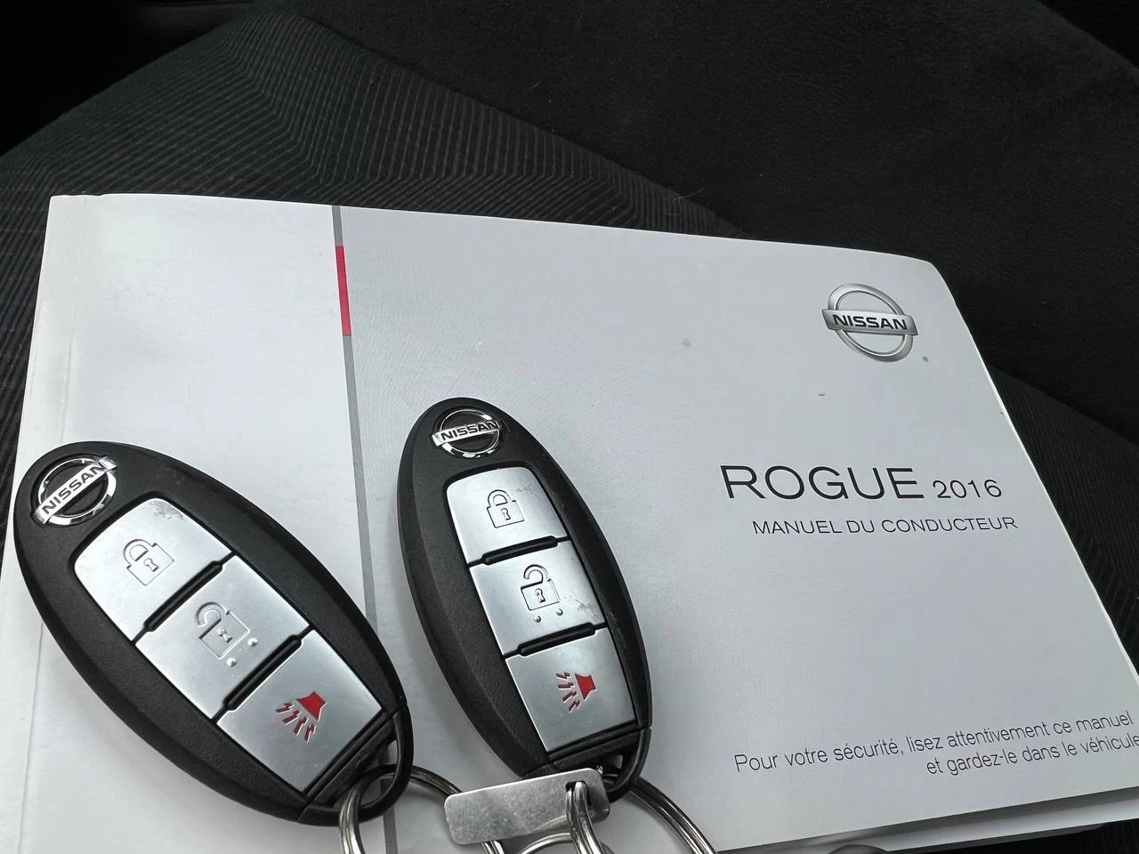 2016 Nissan Rogue SV**AWD**Jamais Accidente**Toit Ouvrant Panoramique**CAMERA DE RECULE**SIEGES CHAUFFNATS**MAGS**Un Proprietaire** Main Image