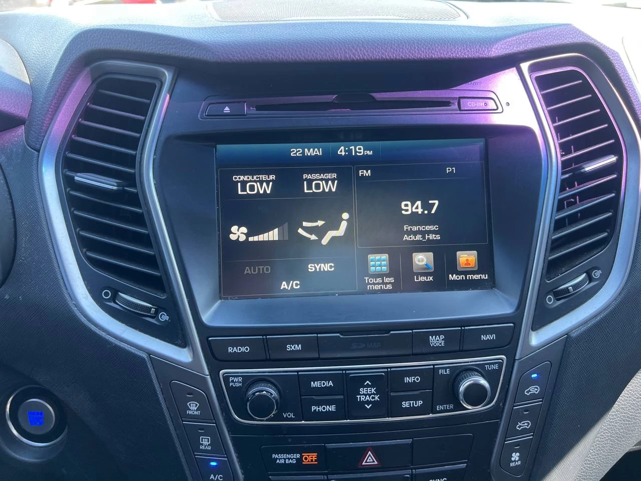 2017 Hyundai Santa Fe XL Limited XL**7 PASSAGERS**JAMAIS ACCIDENTEE**SAAQ CERTIFIEE**AWD**TOIT PANORAMIQUE**CAMERA DE RECUL**VOLANT CHAUFFANT**SIEGES CHAUFFANTS** Image principale