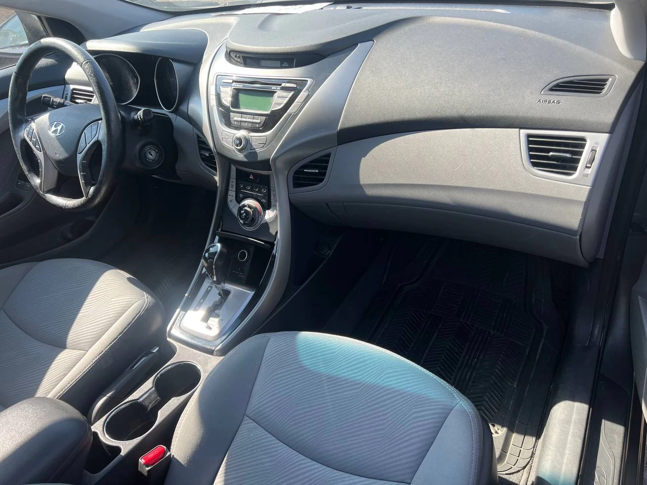 2013 Hyundai Elantra GLS**Toit Ouvrant**SIEGES CHAUFFANTS**SIEGES CHAUFFANTS ARRIERE**MAGS** Image principale