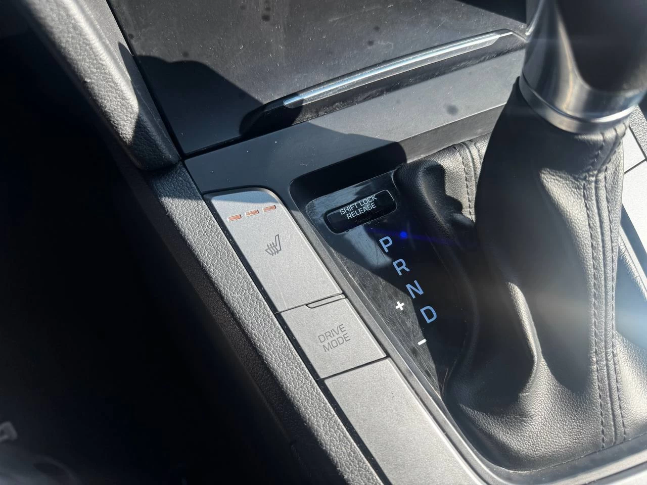 2017 Hyundai Elantra LE**SAAQ CERTIFIEE**SIEGES CHAUFFNATS**MODE ECHO** Main Image