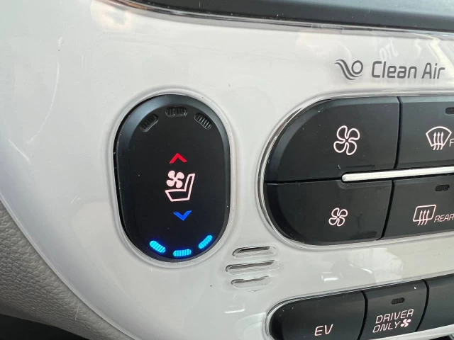 Kia Soul EV Luxury**Jamais Accidentee**NAVIGATION**CUIR**SIEGES CHAUFFANTS AVANT ET ARRIERE**SIEGES FROIDS**VOLANT CHAUFFANT**MAGS** 2016