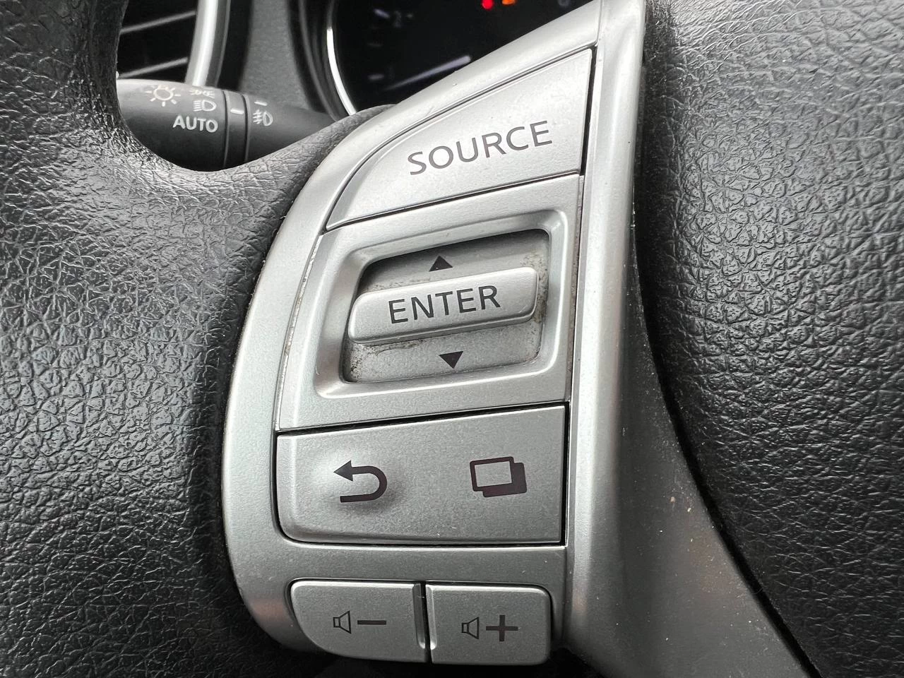 2016 Nissan Rogue SV**AWD**Jamais Accidente**Toit Ouvrant Panoramique**CAMERA DE RECULE**SIEGES CHAUFFNATS**MAGS**Un Proprietaire** Main Image
