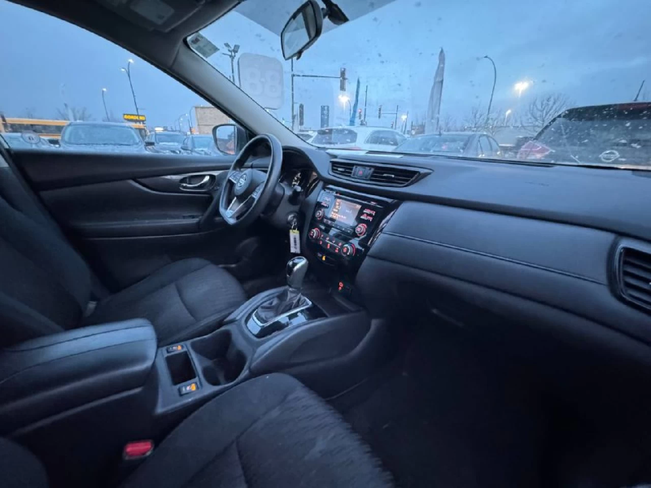 2017 Nissan Rogue SV**Jamais Accidente**CAMERA DE RECULE**SIEGES CHAUFFNATS** Main Image