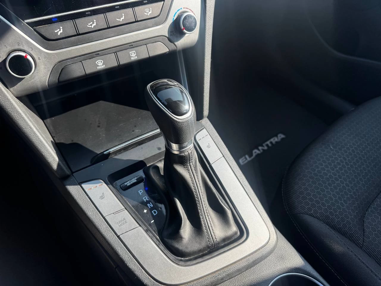2017 Hyundai Elantra LE**SAAQ CERTIFIEE**SIEGES CHAUFFNATS**MODE ECHO** Main Image