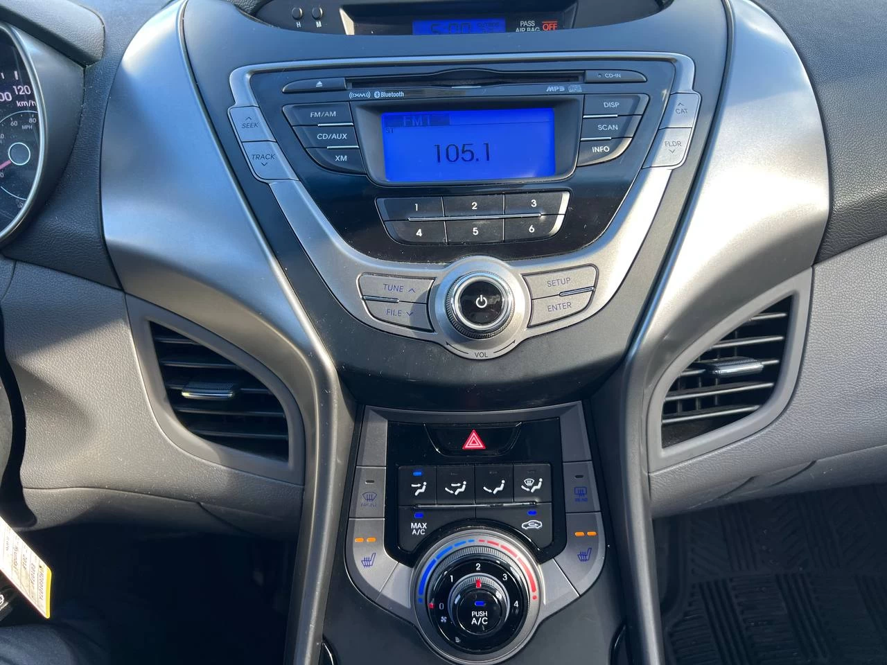 2013 Hyundai Elantra GLS**Toit Ouvrant**SIEGES CHAUFFANTS**SIEGES CHAUFFANTS ARRIERE**MAGS** Image principale