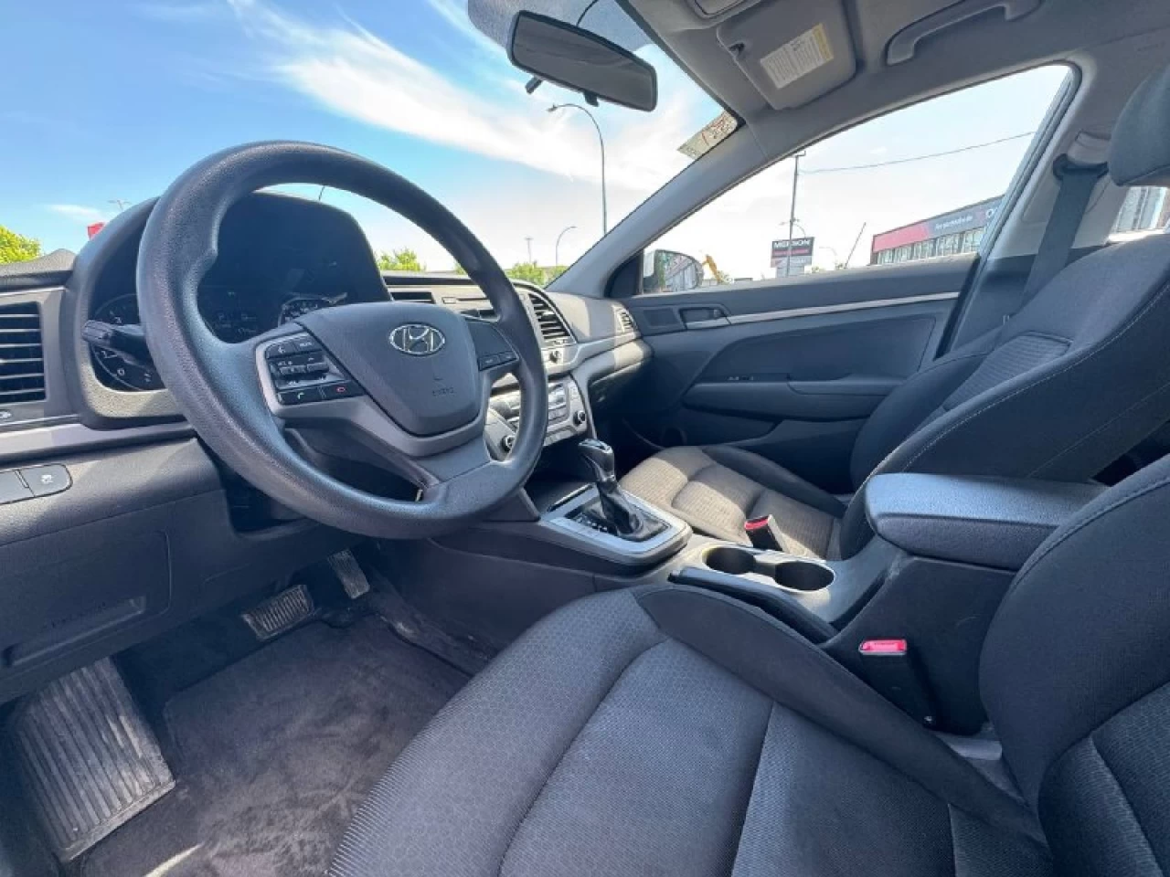 2017 Hyundai Elantra LE **SIÈGES CHAUFFANTS**BLUETOOTH**SELECTEUR DE MODES DE CONDUITE**ÉCONOMIQUE** Financement 1Ère, 2e et 3e chance !! 100% ApprouvÉ Image principale