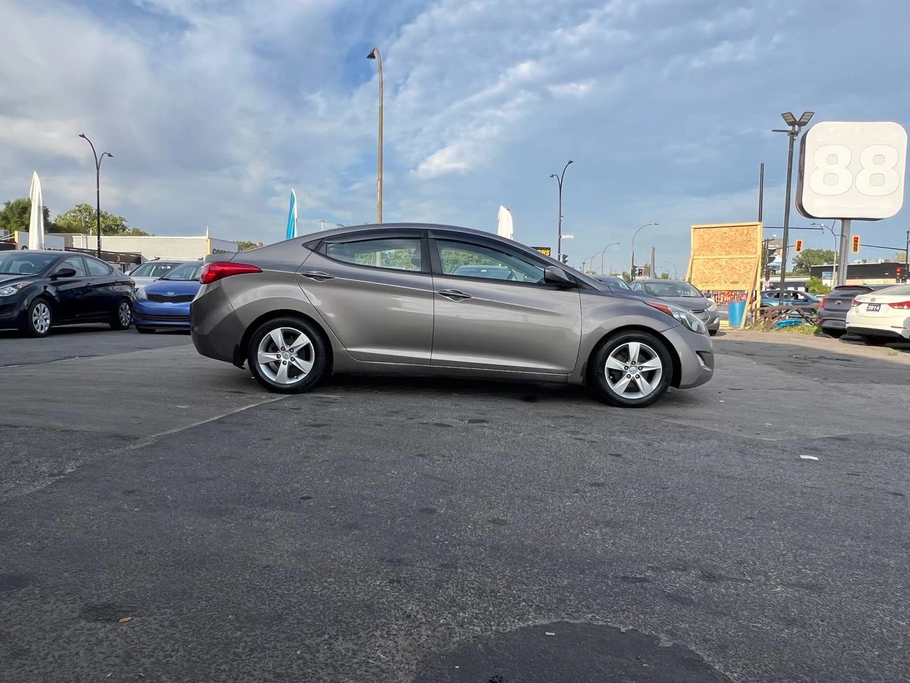 2012 Hyundai Elantra GLS**Toit Ouvrant**SIEGES CHAUFFANTS**SIEGES CHAUFFANTS ARRIERE**MAGS** Image principale